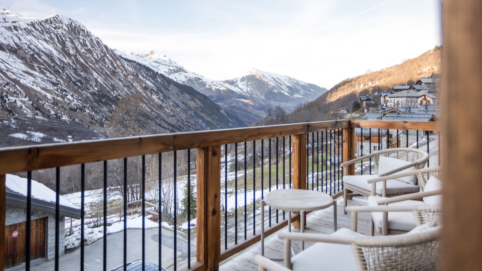 Luxury-Ski-Chalet-St-Martin-De-Belleville-De-Beauvoir-Oxford-Ski-Balcony2.jpg