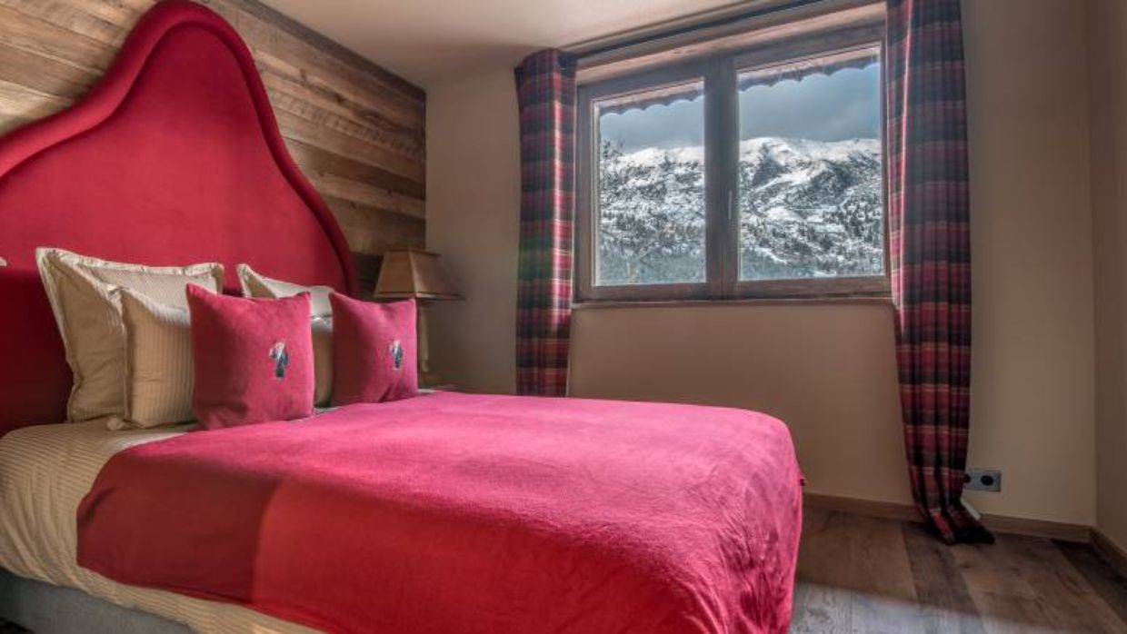 Luxury-Ski-Chalet-Meribel-Chalet Himalaya-OSC- Bedroom (4).jpg