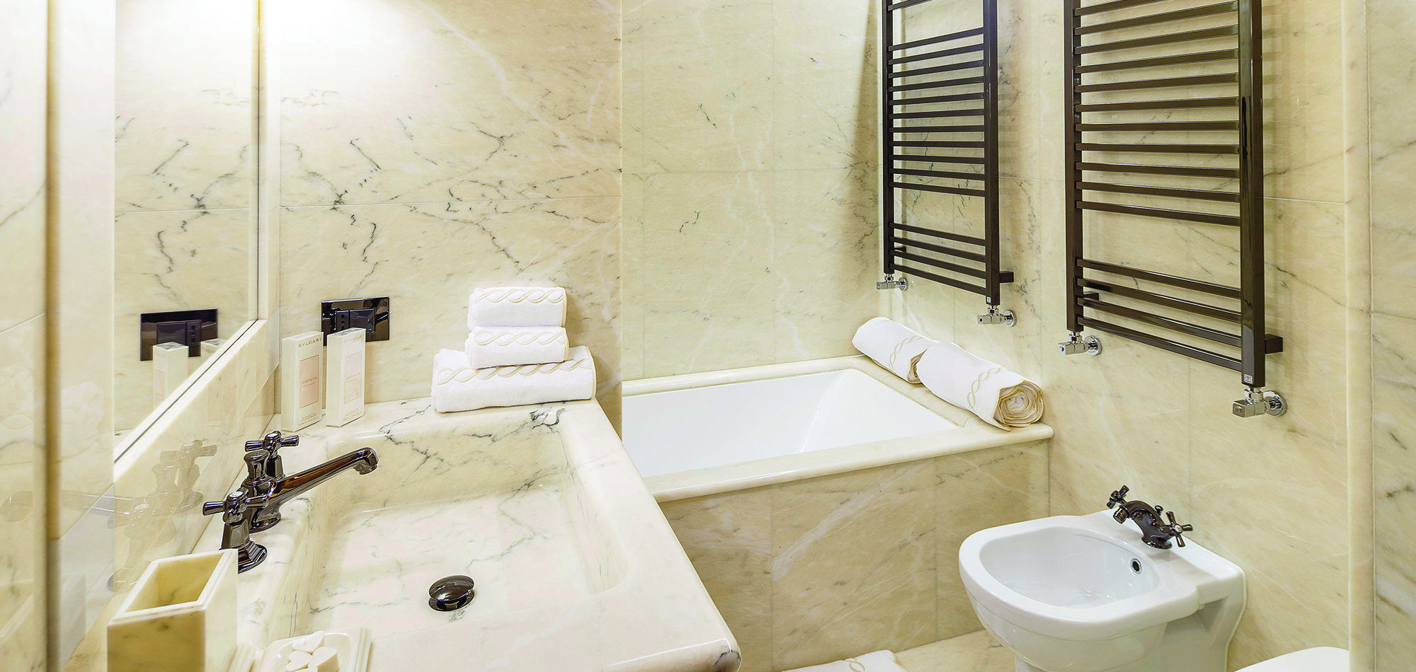 20-Bath of the pink suite.jpg