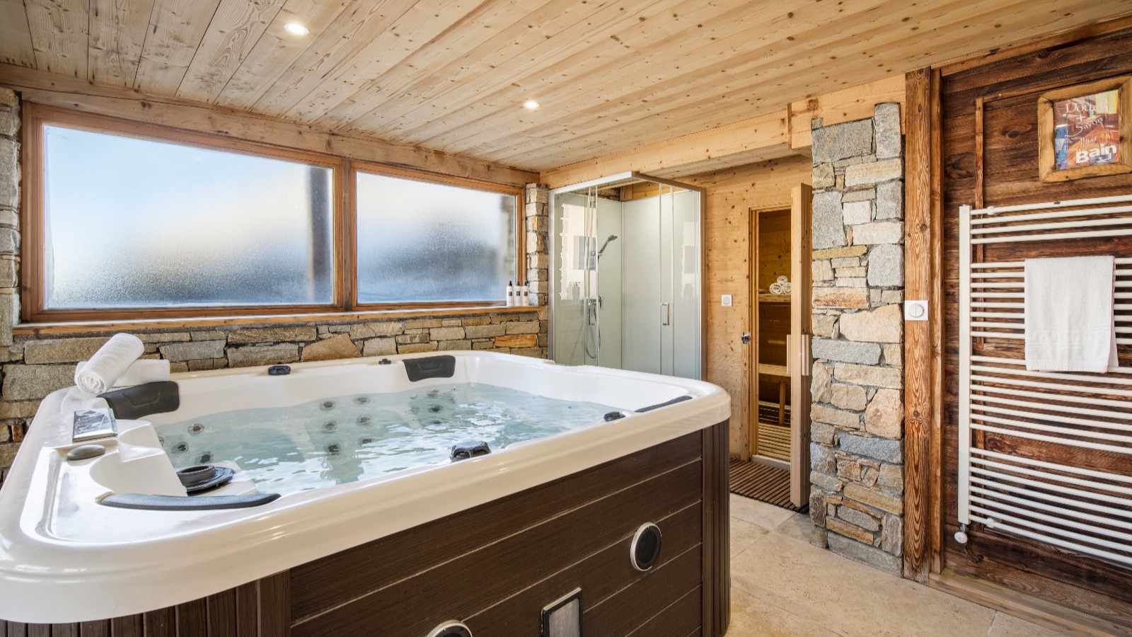 Luxury-Ski-Chalet-Alpe-d-Huez-Chalet-Melusine-Oxford-Ski-Jacuzzi.jpg
