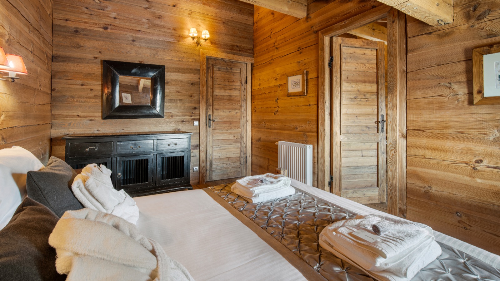 Luxury-Ski-Chalet-Alpe-d-Huez-Chalet-Melusine-Oxford-Ski-Bedroom2.jpg