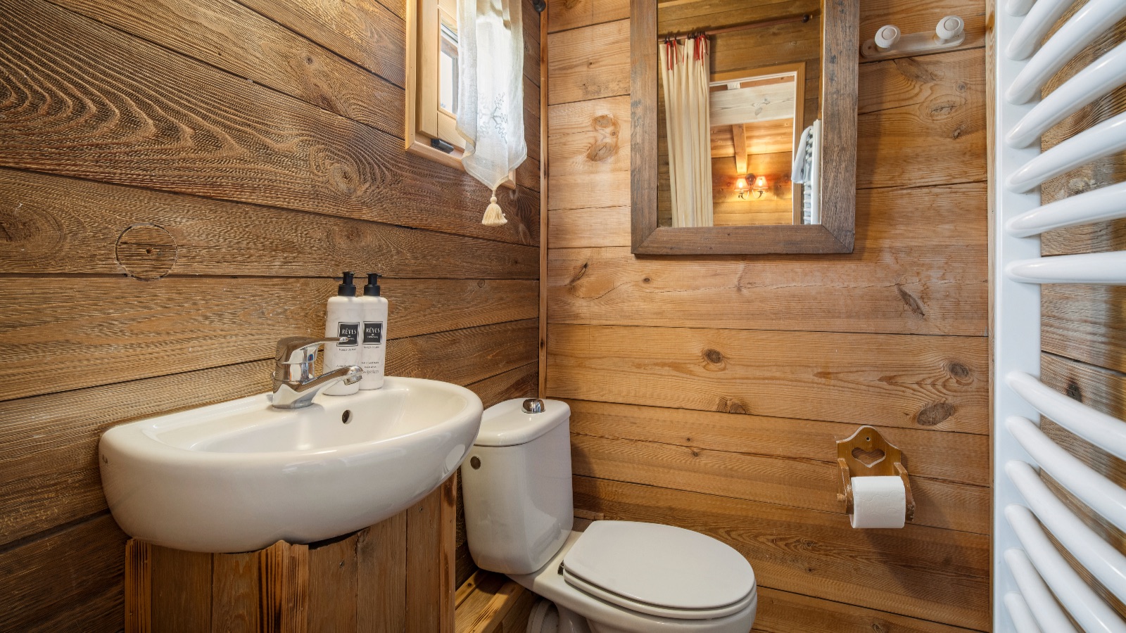 Luxury-Ski-Chalet-Alpe-d-Huez-Chalet-Melusine-Oxford-Ski-Bathroom.jpg