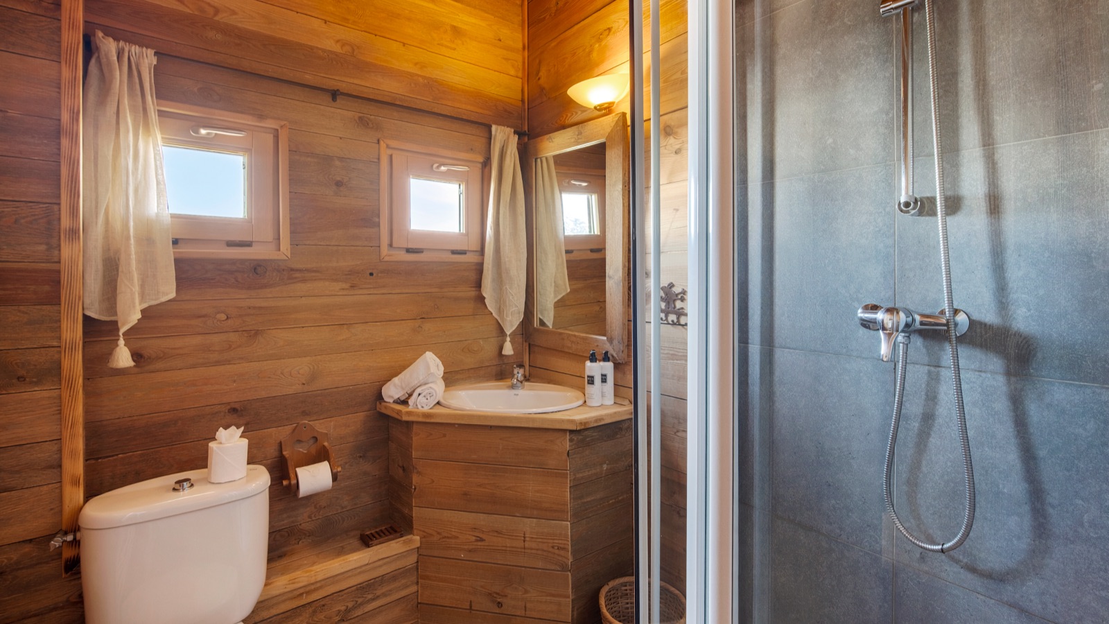 Luxury-Ski-Chalet-Alpe-d-Huez-Chalet-Melusine-Oxford-Ski-Bathroom2.jpg