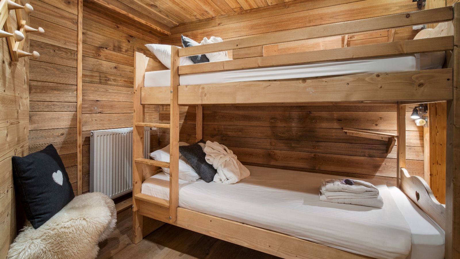 Luxury-Ski-Chalet-Alpe-d-Huez-Chalet-Melusine-Oxford-Ski-Bedroom3.jpg