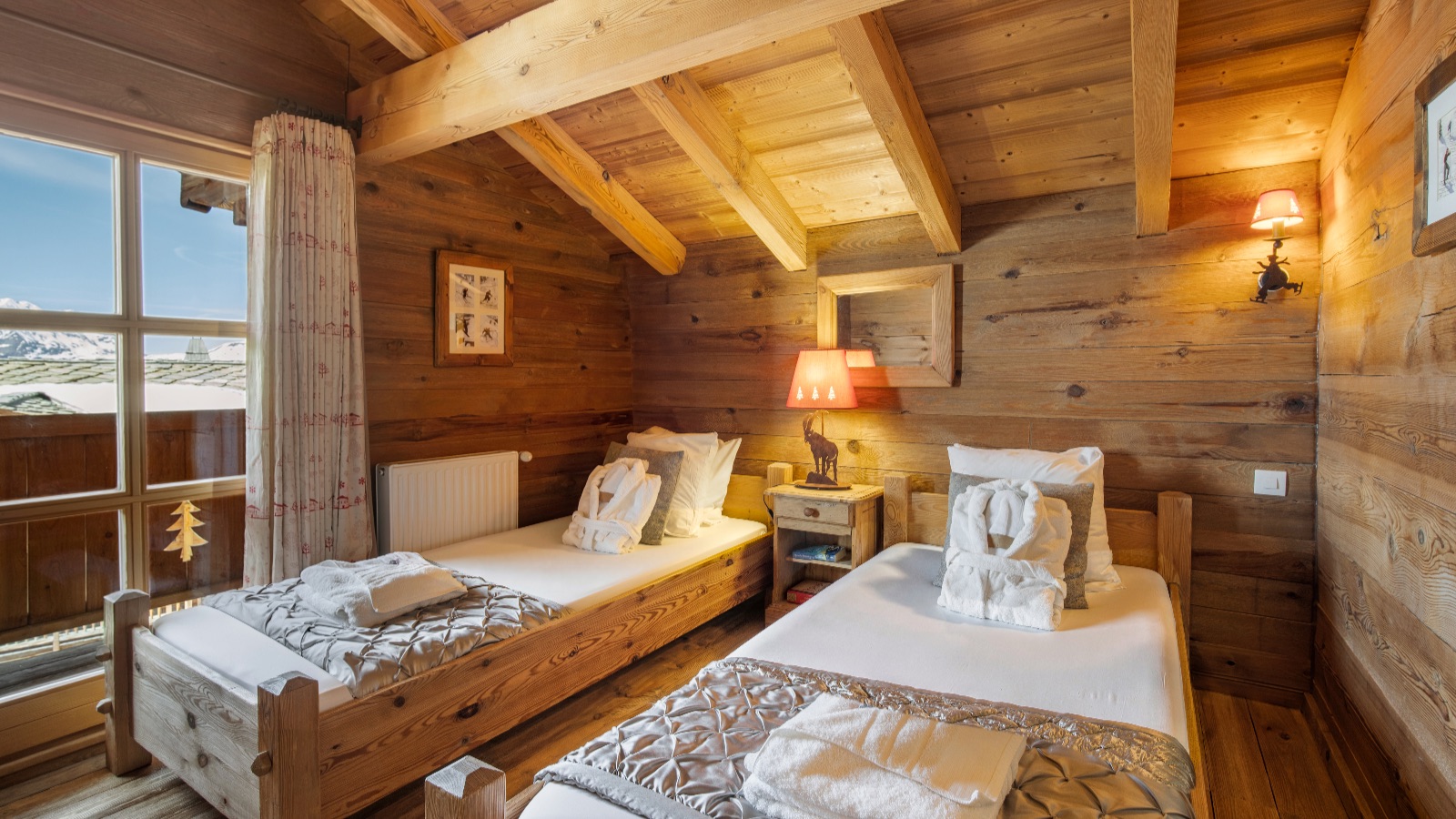 Luxury-Ski-Chalet-Alpe-d-Huez-Chalet-Melusine-Oxford-Ski-Bedroom4.jpg