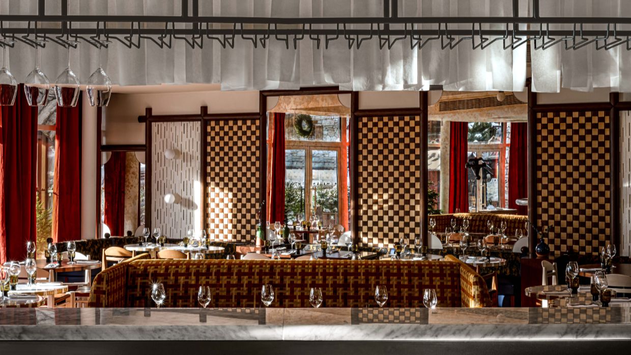 Luxury-Ski-Hotel-Val d'Isere-Experimental-Chalet-OSC -Bar (2).jpg