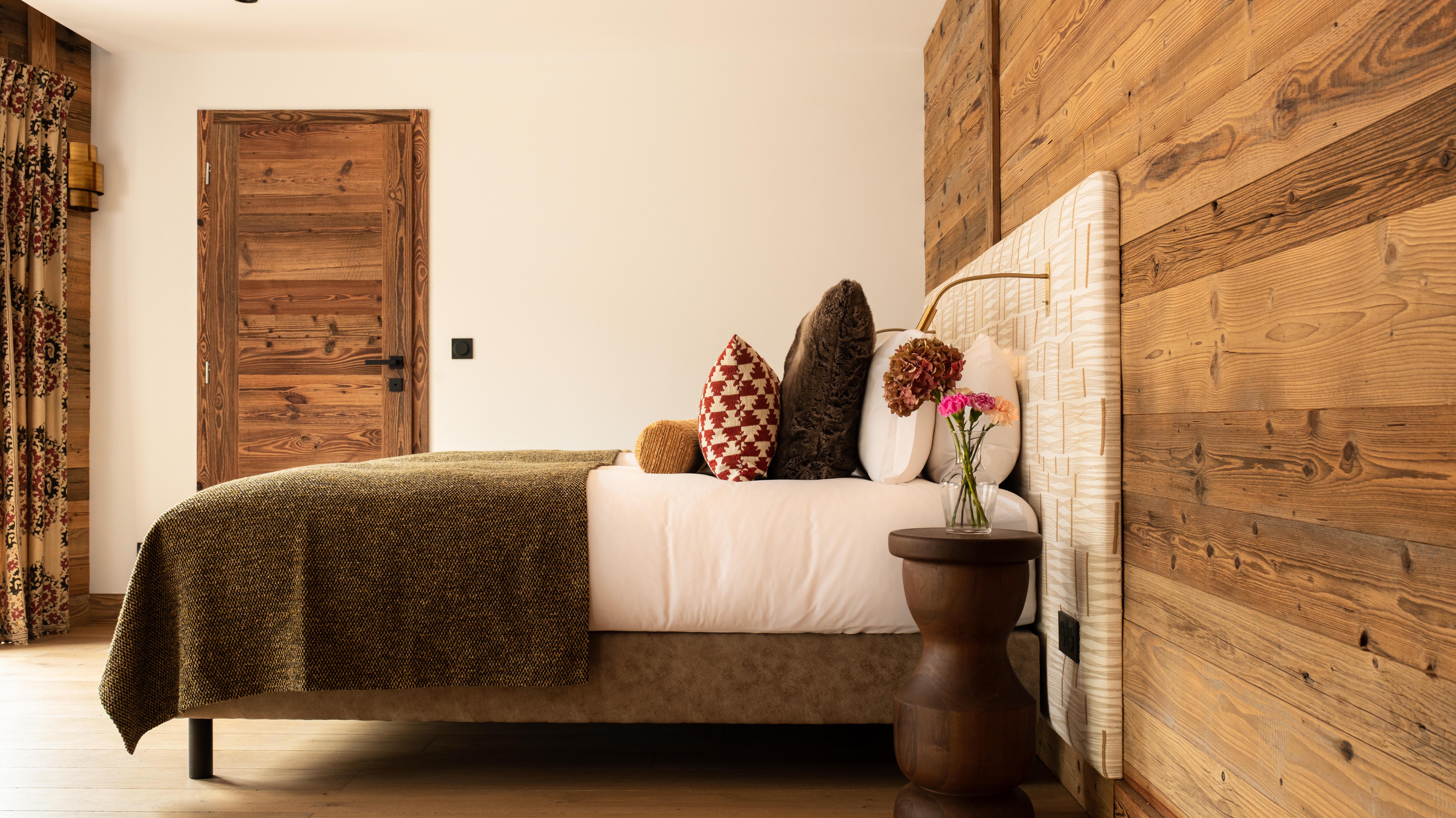 Luxury-Ski-Chalet - Meribel-Chalet Elegie-OSC-Bedroom (4).jpg