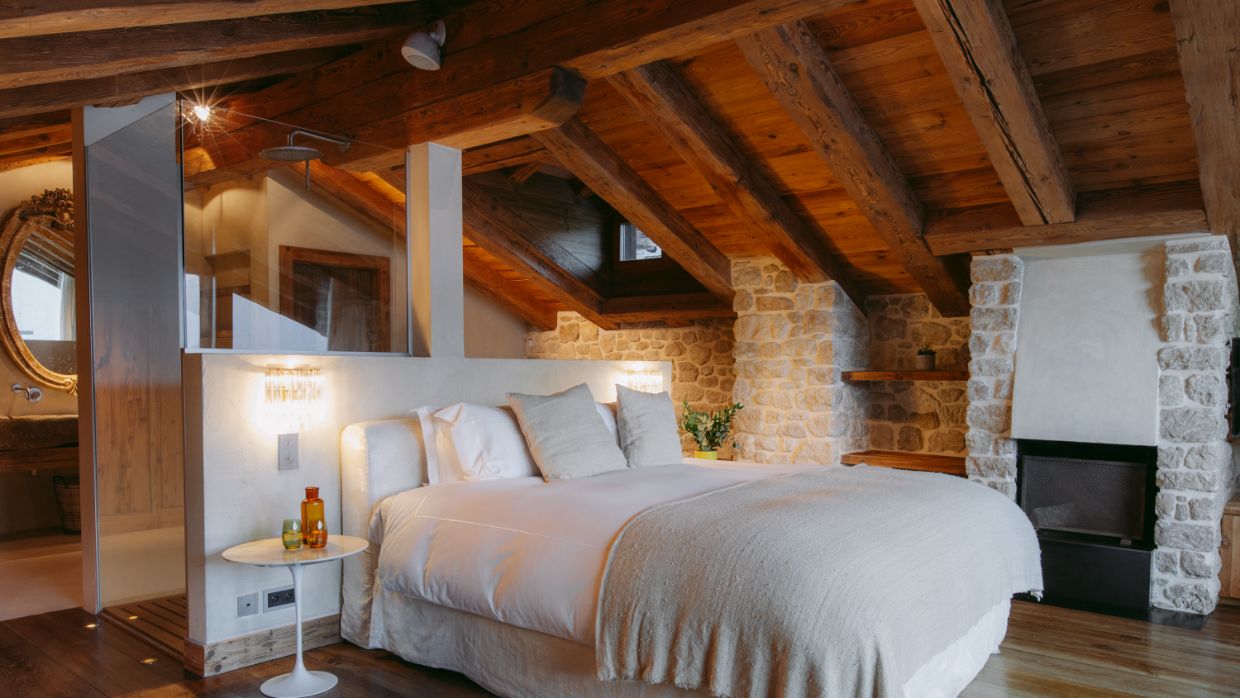 Luxury-Ski-Chalet-Verbier-Chalet 1936-OSC- Bedroom (2).jpg