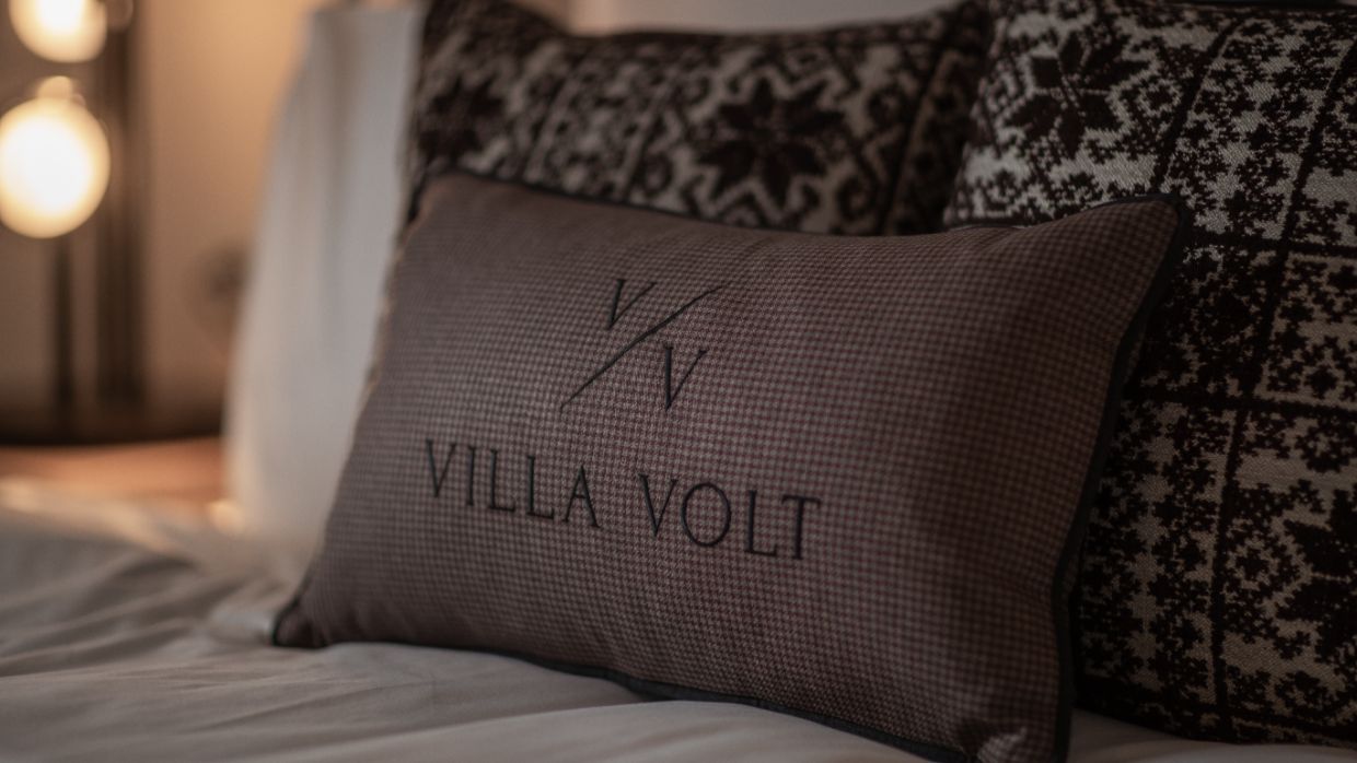 Luxury-Ski-Chalet-StMoritz-VillaVolt-OSC-Bedroom  (4).jpg
