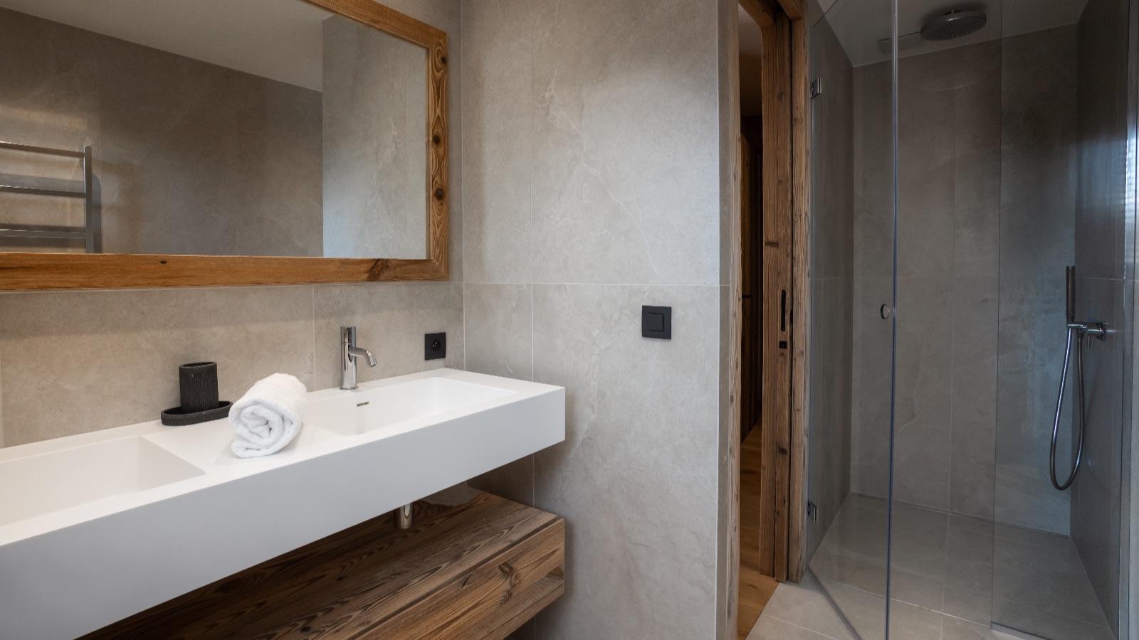 Luxury-Ski-Chalet-St-Martin-De-Belleville-Chalet-Aurea-Oxford-Ski-Bathroom2jpg.jpg