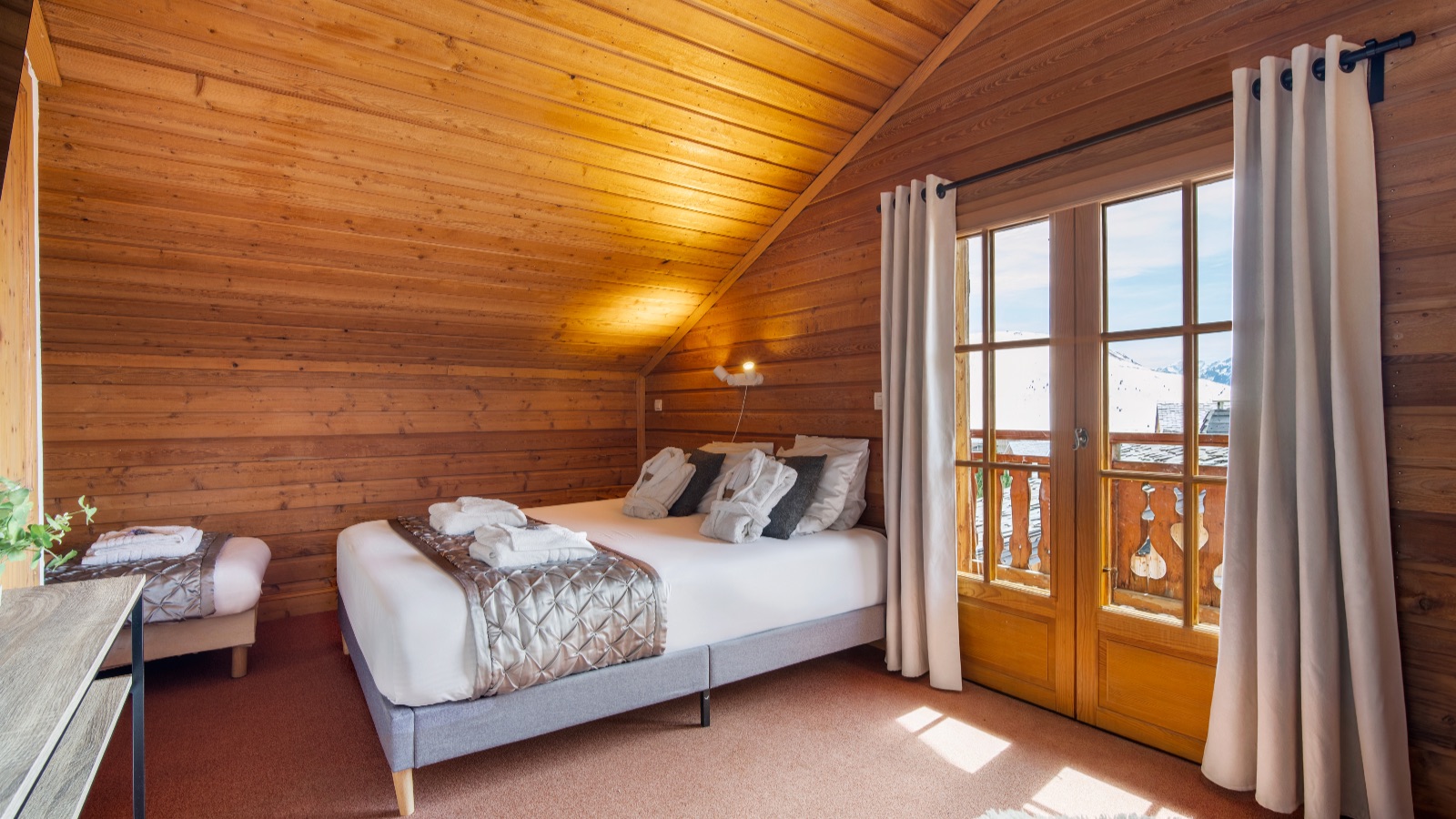 Luxury-Ski-Chalet-Alpe-De-Huez-Chalet-Diane-Oxford-Ski-Bedroom12.jpg