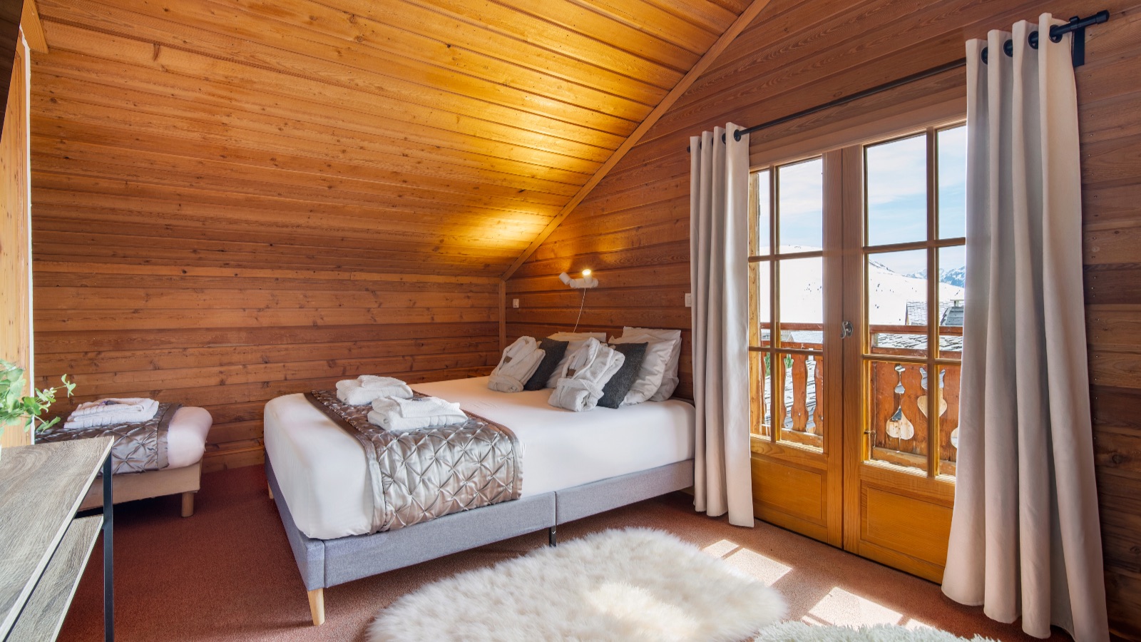 Luxury-Ski-Chalet-Alpe-De-Huez-Chalet-Diane-Oxford-Ski-Bedroom13.jpg