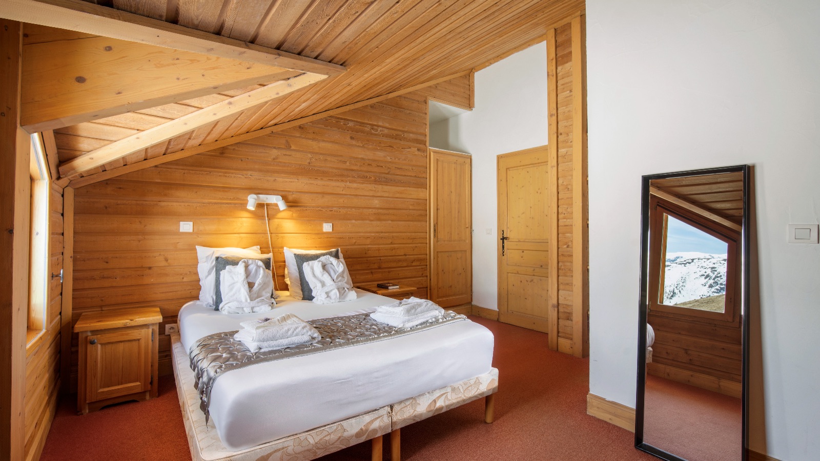 Luxury-Ski-Chalet-Alpe-De-Huez-Chalet-Diane-Oxford-Ski-Bedroom15.jpg