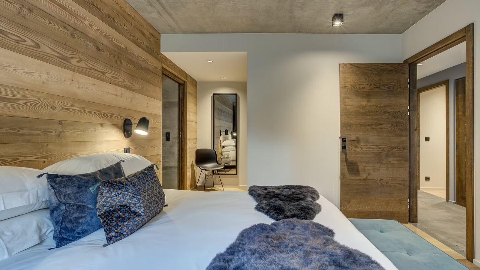 Luxury-Ski-Chalet-Chamonix-Chalet-Choucas-Oxford-Ski-Bedroom2.jpeg