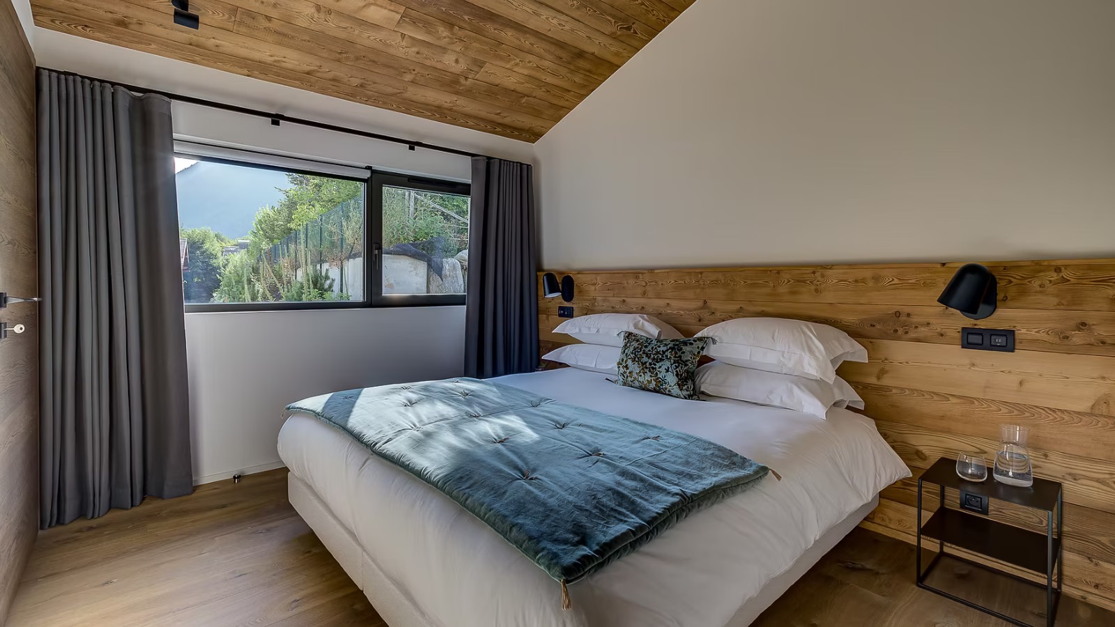 Luxury-Ski-Chalet-Chamonix-Chalet-Choucas-Oxford-Ski-Bedroom19.jpeg