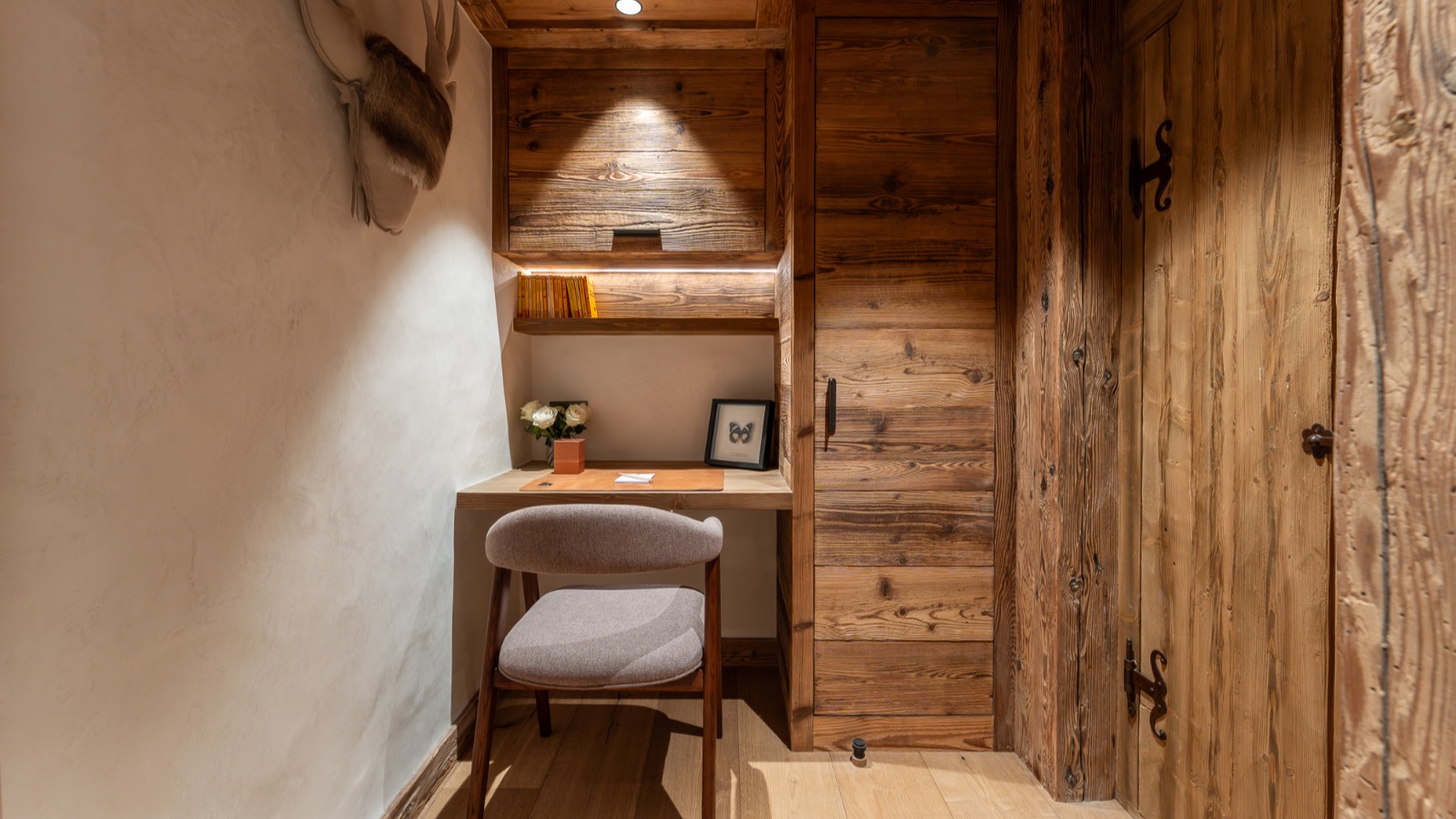Luxury-Ski-Chalet-Chamonix-Chalet-L'Orri-Oxford-Ski-Desk.jpg
