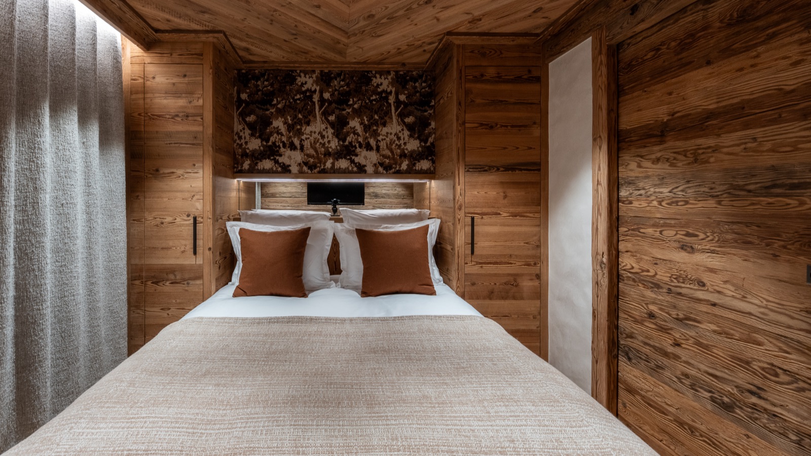 Luxury-Ski-Chalet-Chamonix-Chalet-L'Orri-Oxford-Ski-Bedroom24.jpg