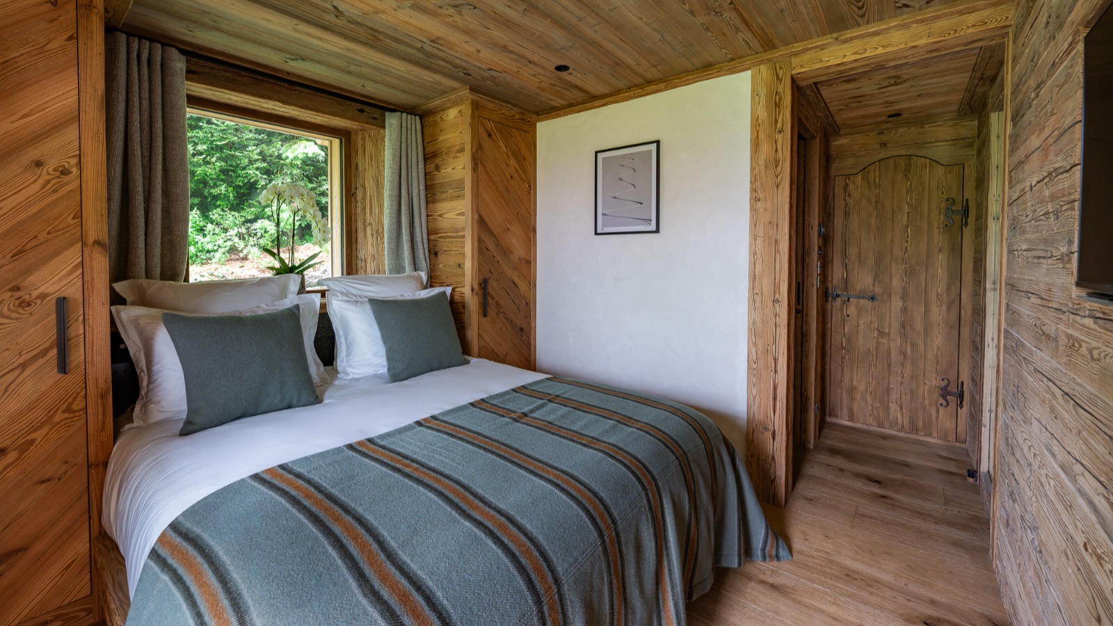 Luxury-Ski-Chalet-Chamonix-Chalet-L'Orri-Oxford-Ski-Bedroom26.jpg