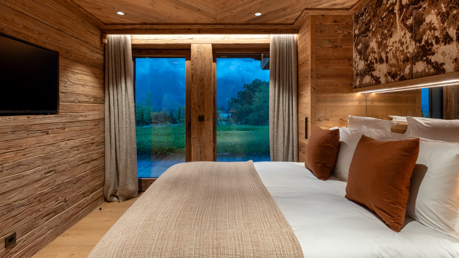 Luxury-Ski-Chalet-Chamonix-Chalet-L'Orri-Oxford-Ski-Bedroom40.jpg