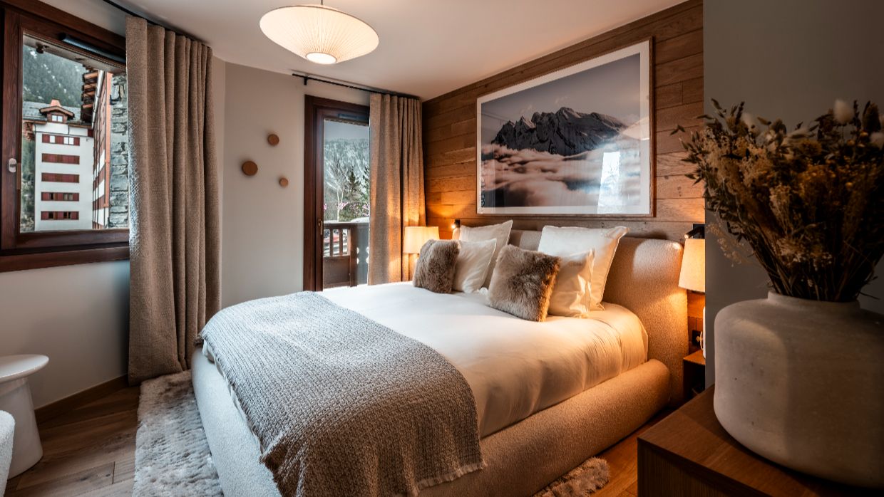 Luxury-Ski-Chalet-Courchevel1650-OSC-Bedroom (4).jpg
