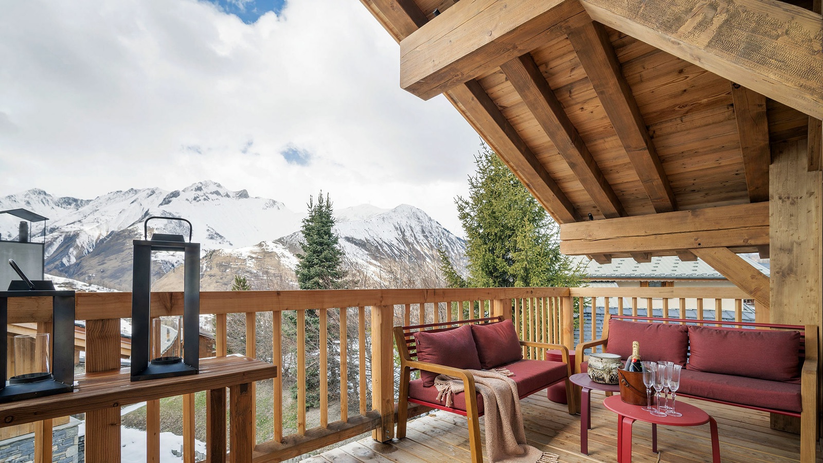 Luxury-Ski-Resort-St-Martin-De-Belleville-Chalet-Flocons-des-Iles-Oxford-Ski-balacony2.jpg