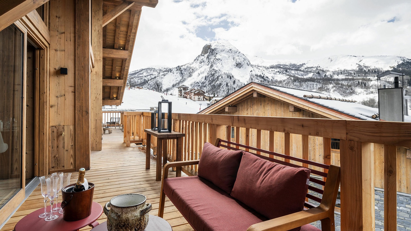 Luxury-Ski-Resort-St-Martin-De-Belleville-Chalet-Flocons-des-Iles-Oxford-Ski-balcony.jpg
