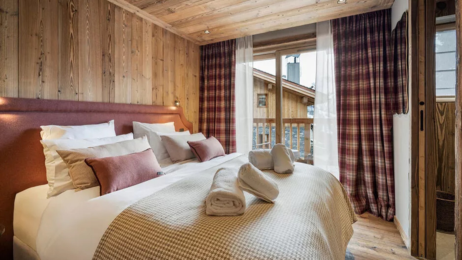 Luxury-Ski-Resort-St-Martin-De-Belleville-Chalet-Flocons-des-Iles-Oxford-Ski-bedroom26.jpeg
