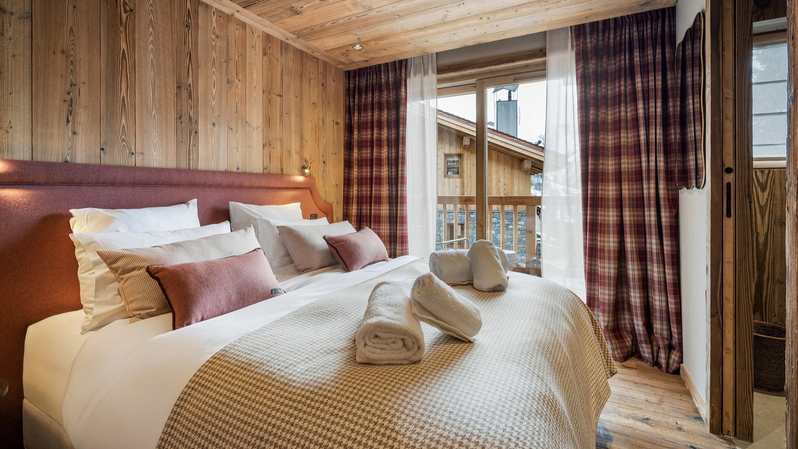 Luxury-Ski-Resort-St-Martin-De-Belleville-Chalet-Flocons-des-Iles-Oxford-Ski-bedroom15.jpg