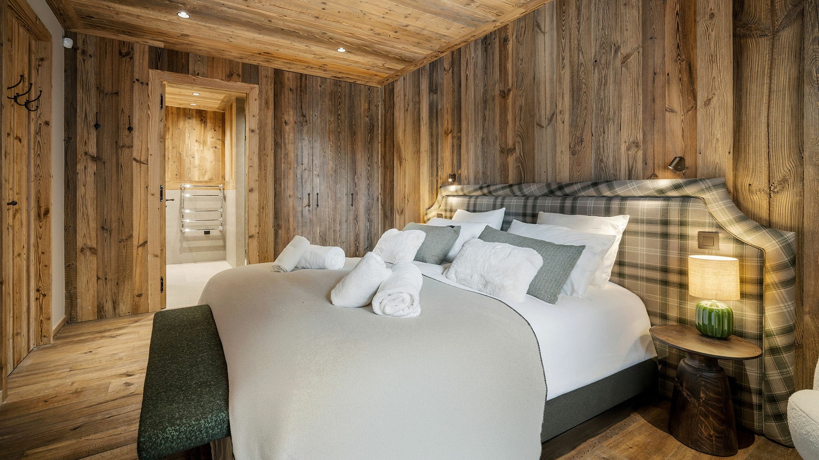 Luxury-Ski-Resort-St-Martin-De-Belleville-Chalet-Flocons-des-Iles-Oxford-Ski-bedroom17.jpg
