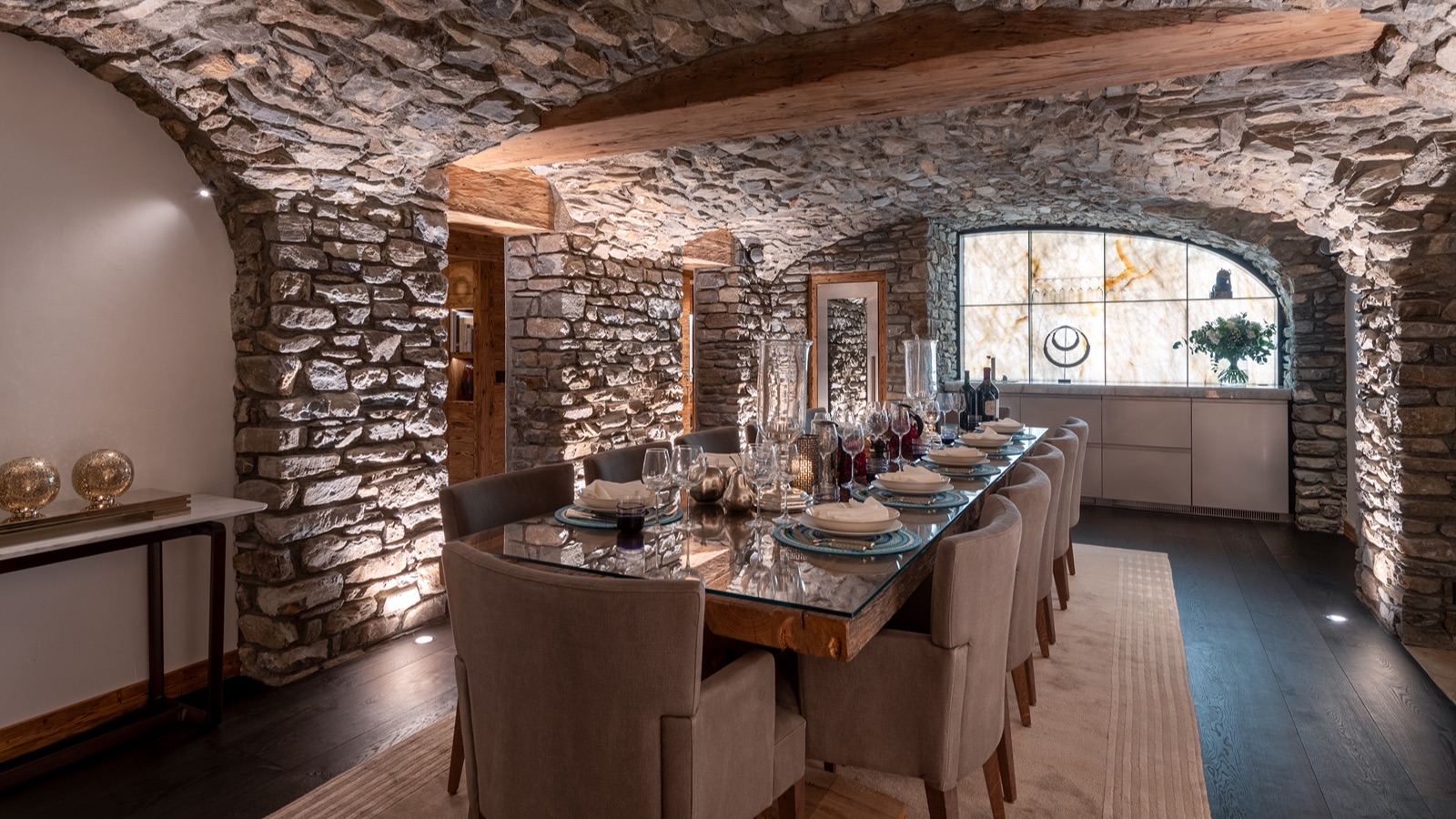 Luxury-Ski-Resort-Verbier-Chalet-Makini-Oxford-Ski-Dining2.jpg
