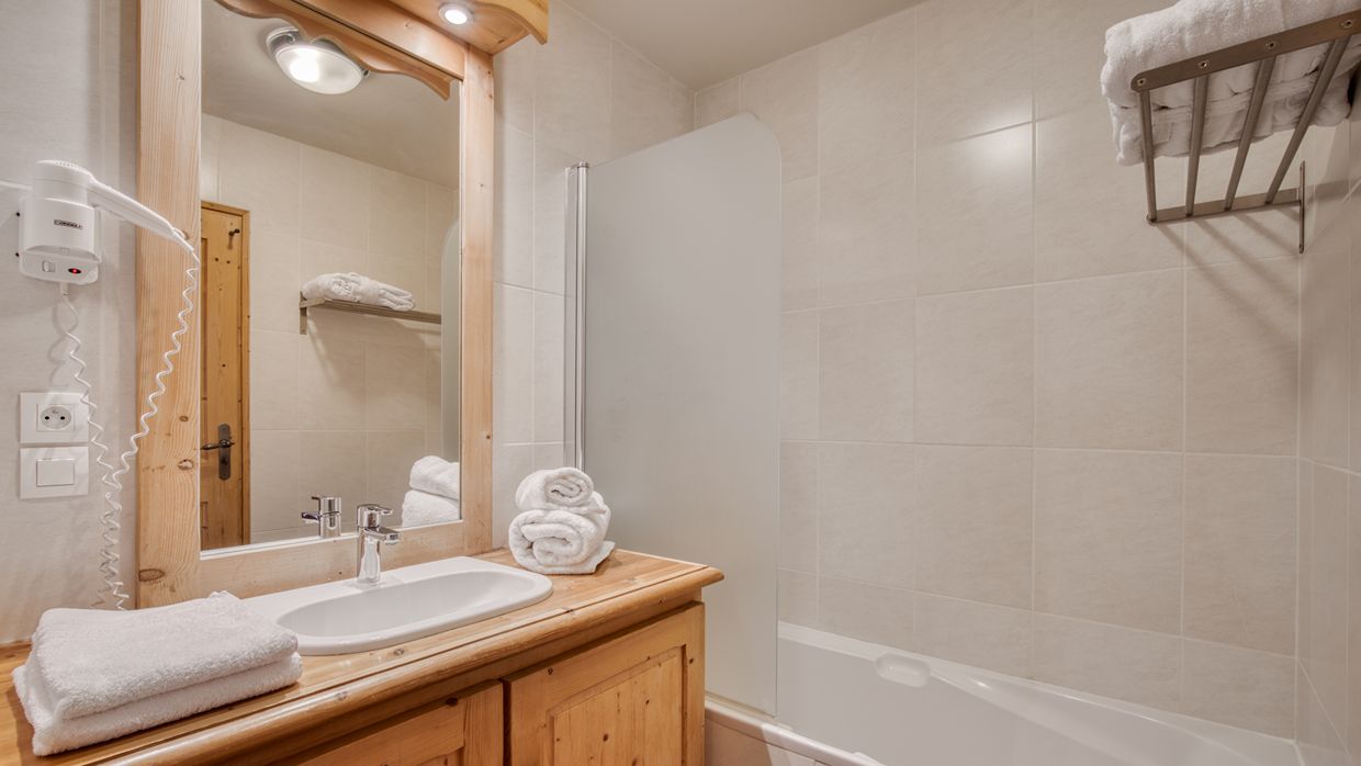 Luxury-Ski-Chalet-ValThorens-Sabotpenthouse-OSC-Bathroom (3).jpg