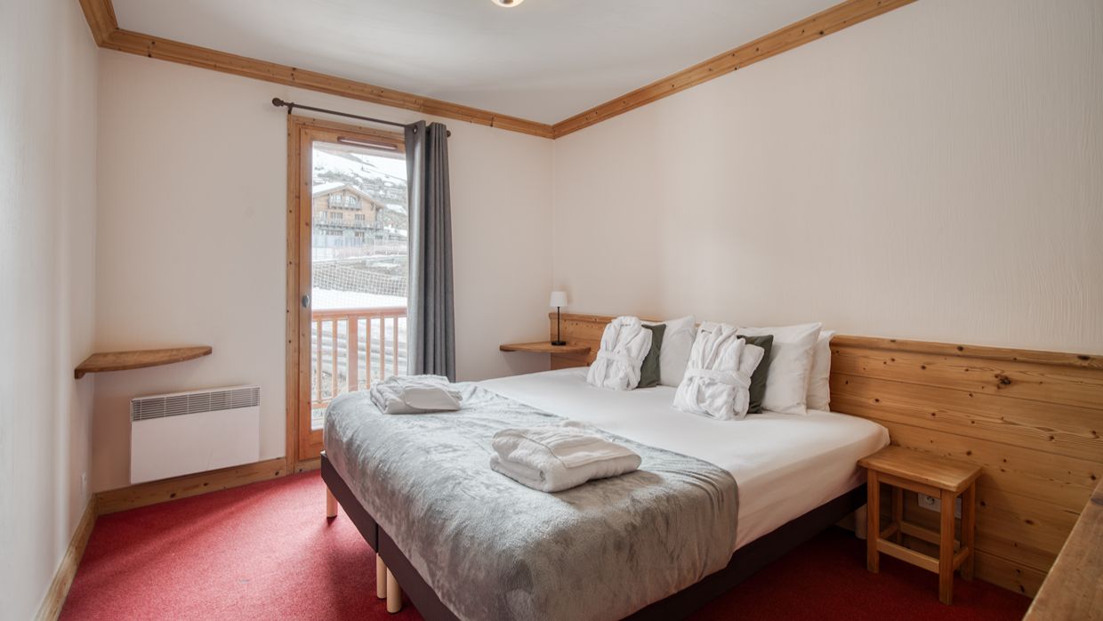 Luxury-Ski-Chalet-ValThorens-Sabotpenthouse-OSC-Bedroom.jpg