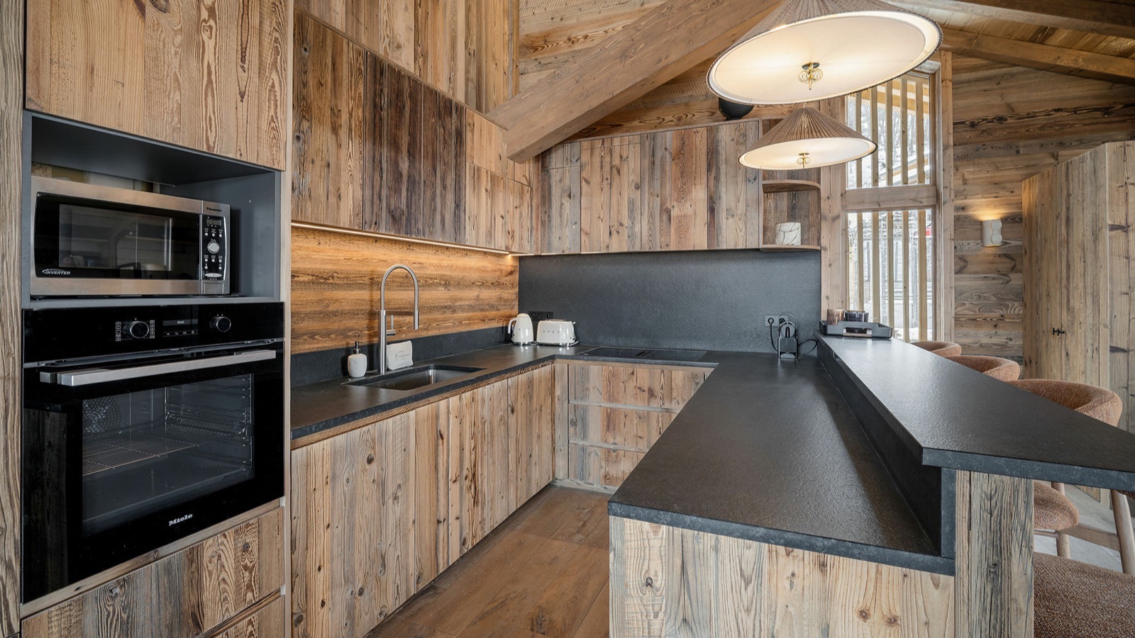 Luxury-Ski-Resort-St-Martin-De-Belleville-Chalet-Sable-Blanc-Oxford-Ski-kitchen.jpeg