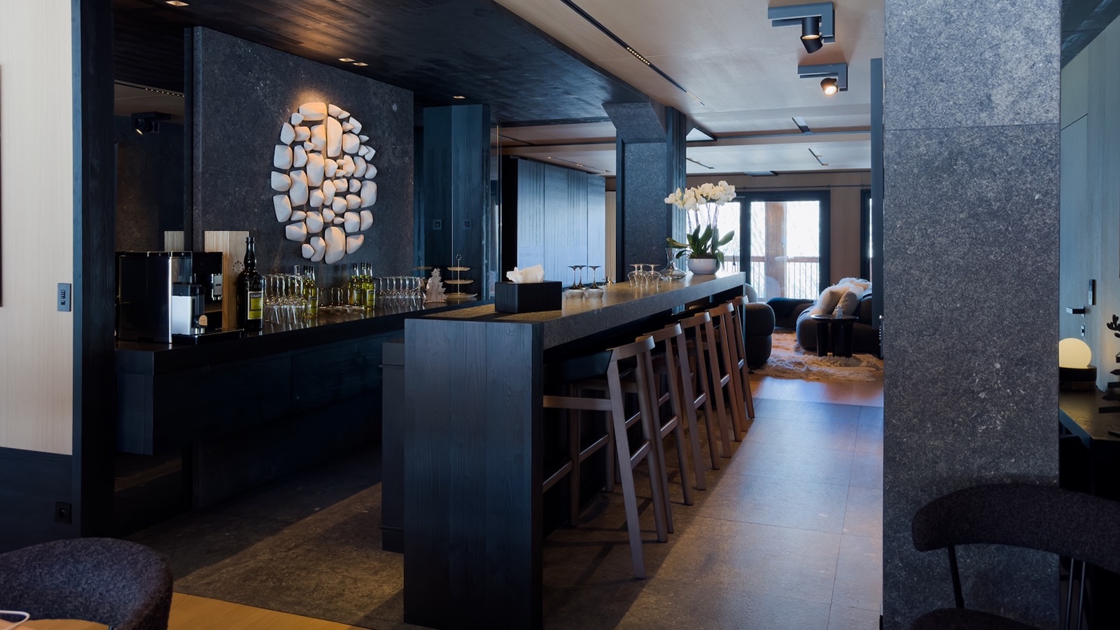 Luxury-Ski-Resort-Courchevel-1850-Chalet-Altara-Oxford-Ski-bar.jpg