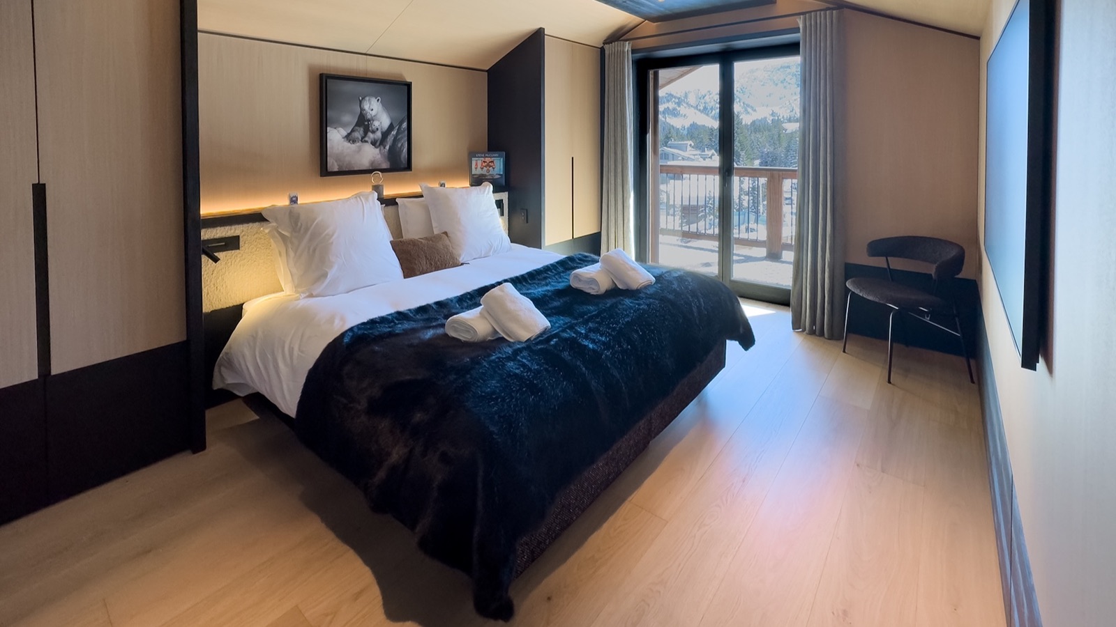 Luxury-Ski-Resort-Courchevel-1850-Chalet-Altara-Oxford-Ski-bedroom6.jpg