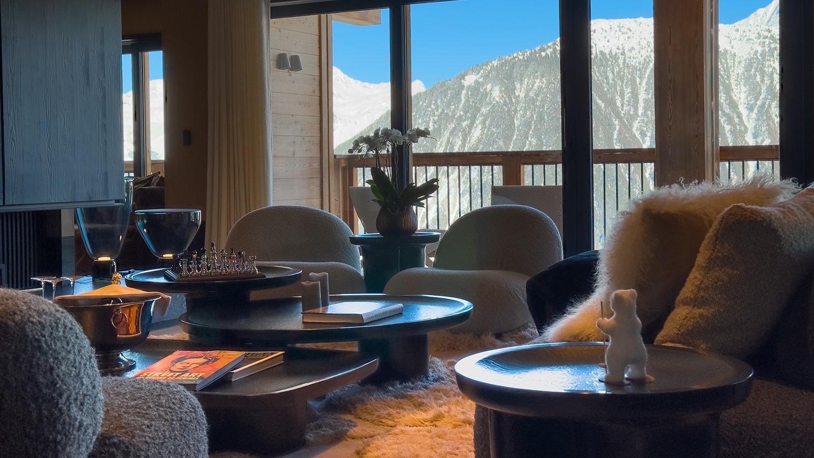 Luxury-Ski-Resort-Courchevel-1850-Chalet-Altara-Oxford-Ski-lounge-3.jpg