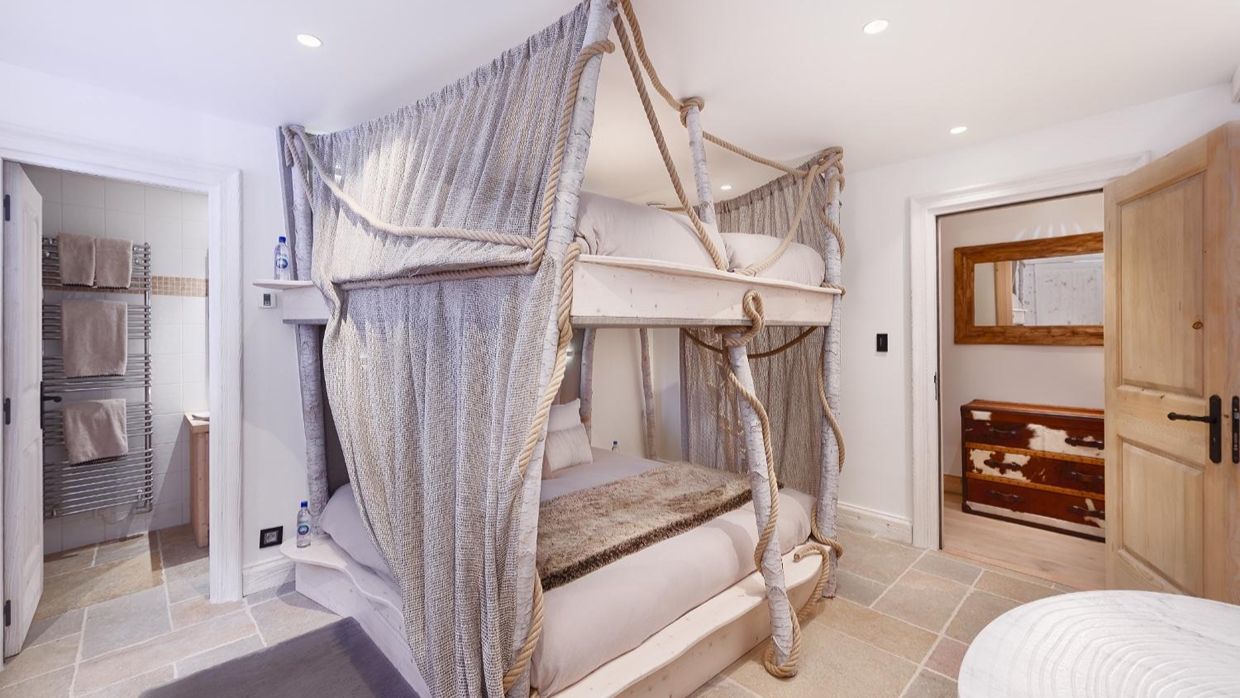 Luxury-Ski-Chalet-Courchevel1850-LesArollesKIDS BEDROOM.jpg