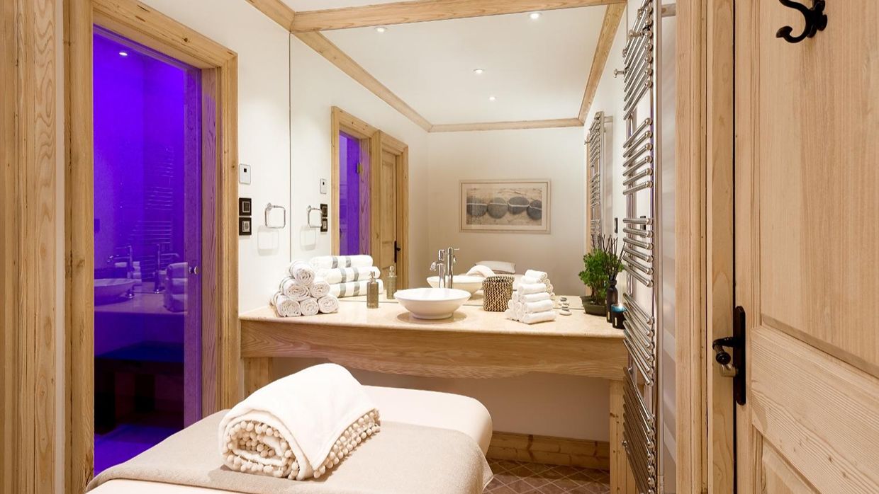 Luxury-Ski-Chalet-Courchevel1850-LesArollesMASSAGE ROOM.jpg