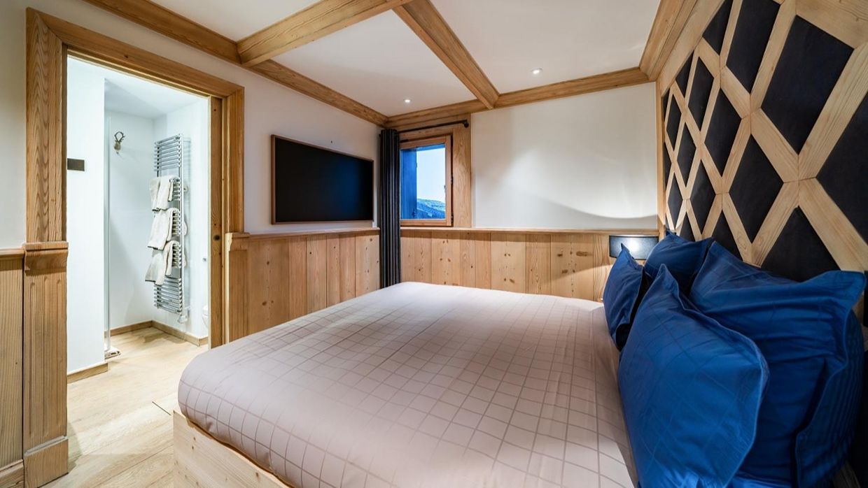 Luxury-Ski-Chalet-Courchevel1850-LesArollesBEDROOM(1).jpg