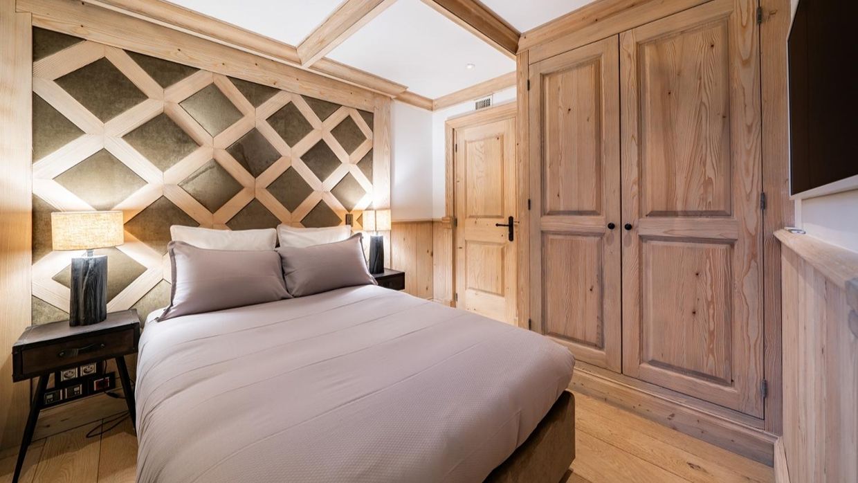 Luxury-Ski-Chalet-Courchevel1850-LesArollesBEDROOM(2).jpg