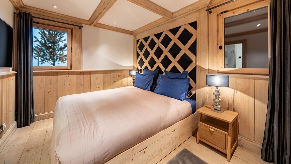 Luxury-Ski-Chalet-Courchevel1850-LesArollesBEDROOM.jpg