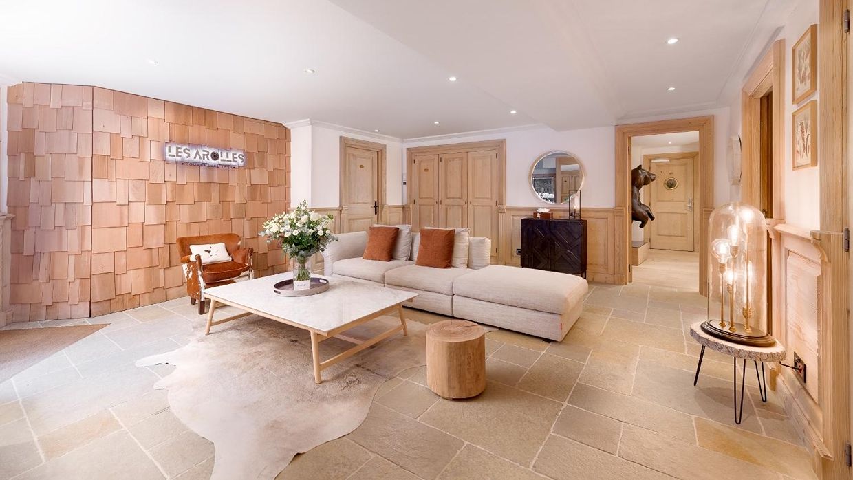 Luxury-Ski-Chalet-Courchevel1850-LesArollesENTRANCE.jpg