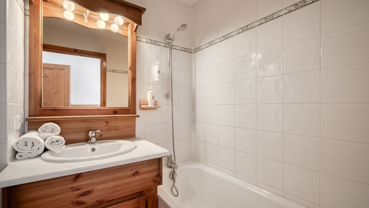 Luxury-Ski-Chalet-ValThorens-Bonhomme-OSC-Bathroom.jpg