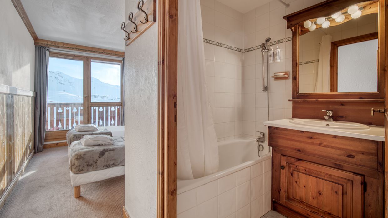 Luxury-Ski-Chalet-ValThorens-Bonhomme-OSC-Bedroom (2).jpg