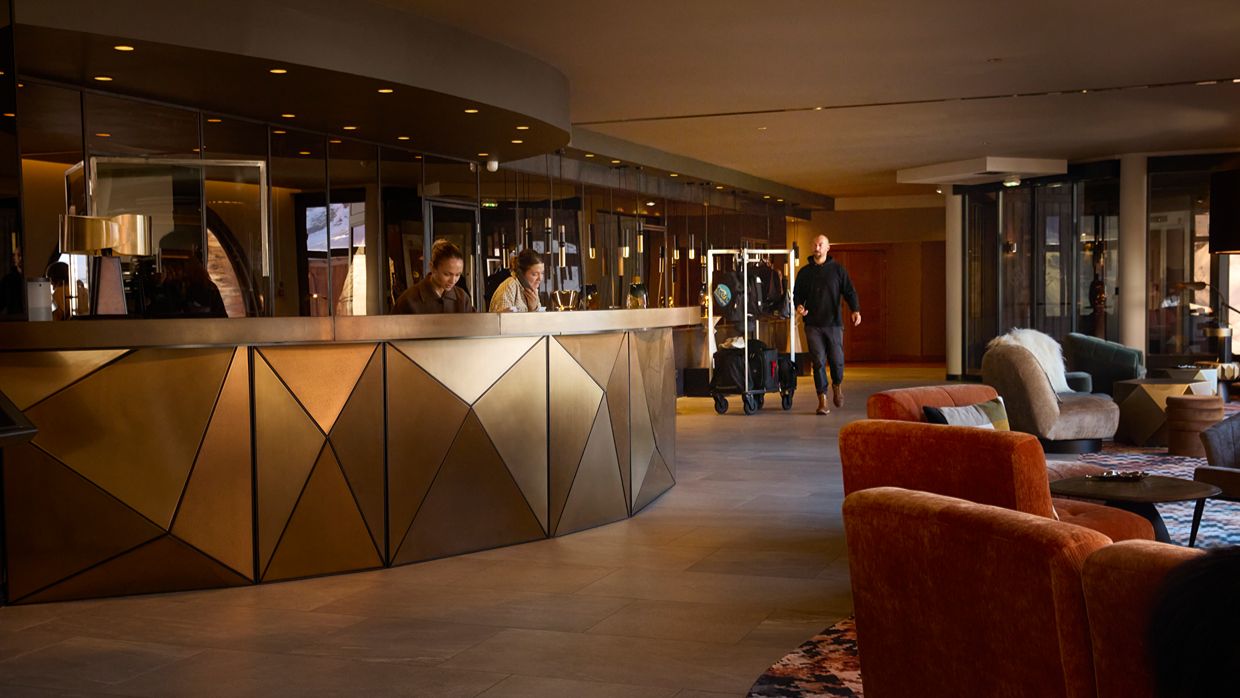 Luxury-Ski-Hotel-KohINor-OSC-Reception.jpg
