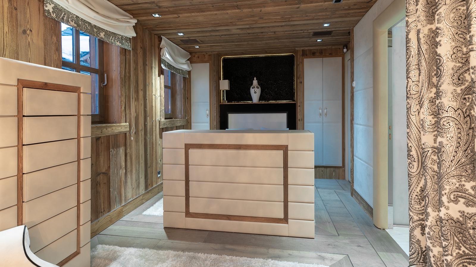 Luxury-Ski-Resort-Courchevel-1850-Chalet-CRT-Oxford-Ski-bar.jpg