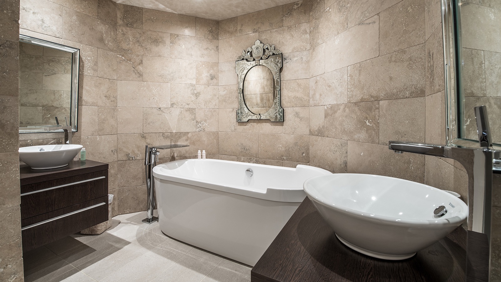 Luxury-Ski-Resort-Courchevel-1850-Chalet-Saint-James-Oxford-Ski-bathroom.jpg