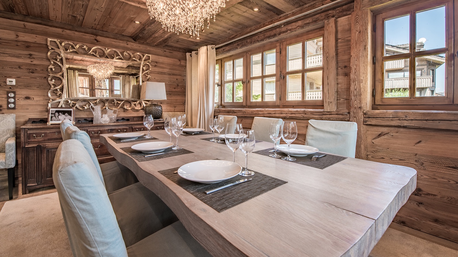 Luxury-Ski-Resort-Courchevel-1850-Chalet-Saint-James-Oxford-Ski-dining.jpg