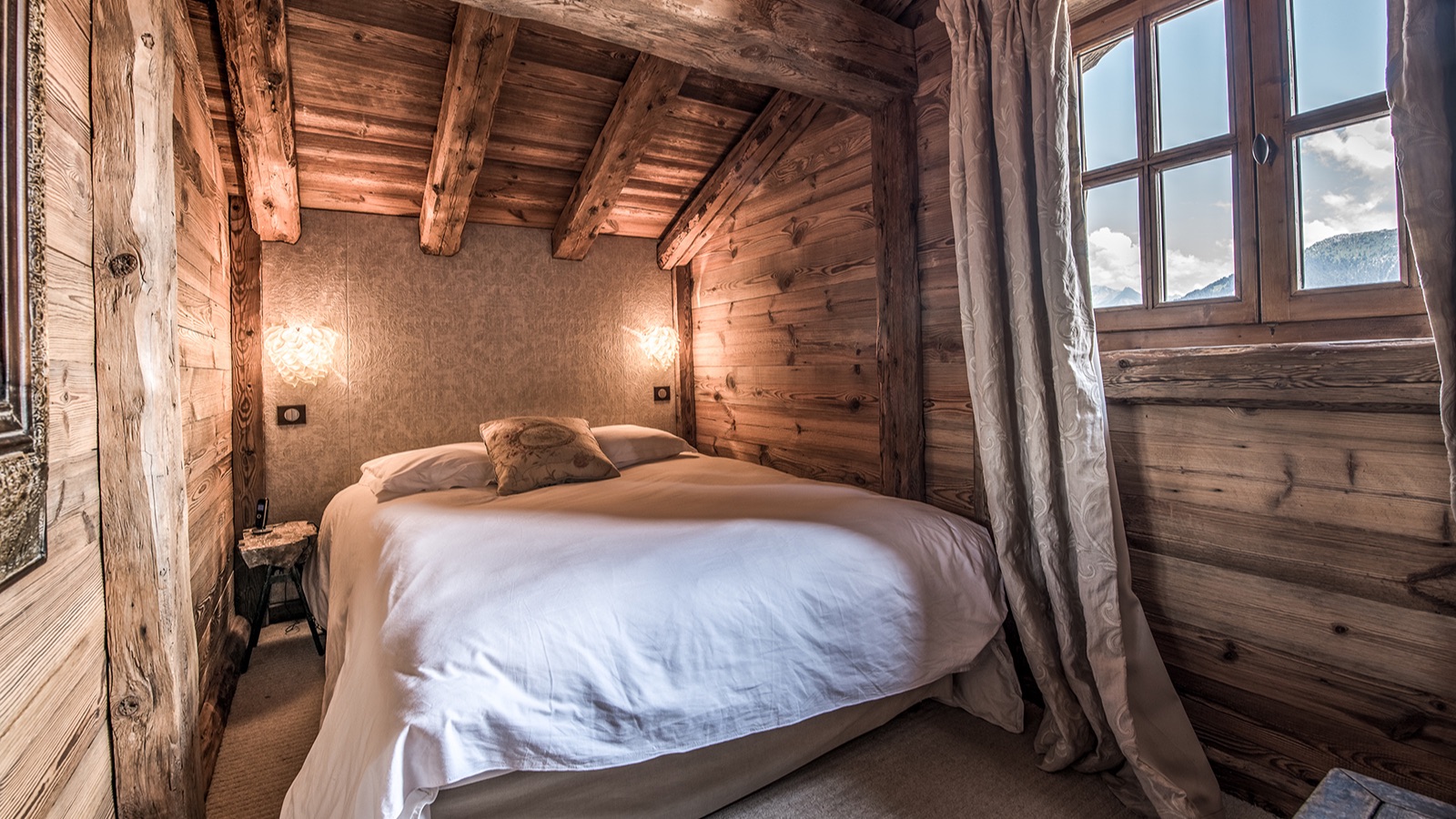 Luxury-Ski-Resort-Courchevel-1850-Chalet-Saint-James-Oxford-Ski-bedroom13.jpg