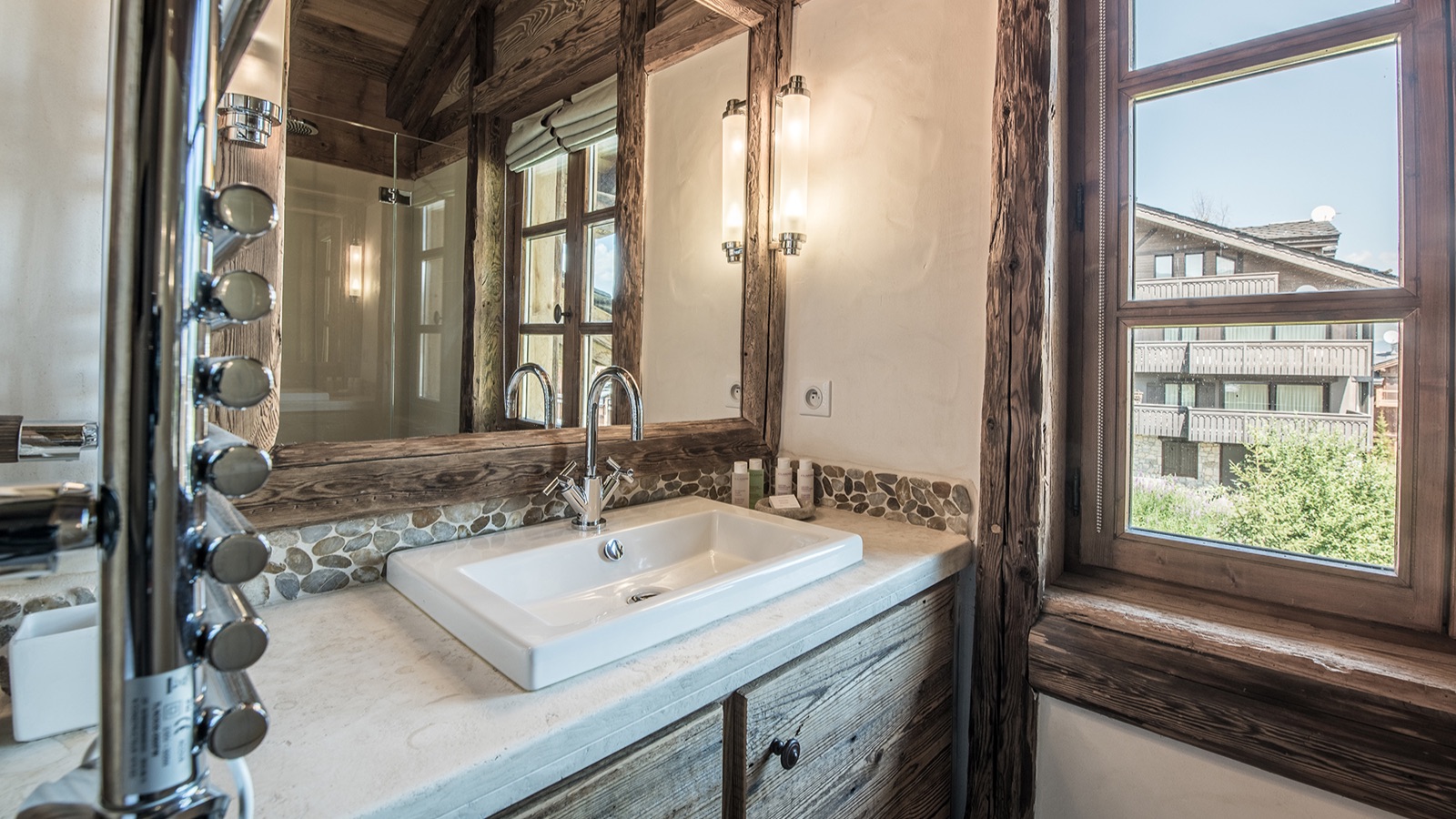 Luxury-Ski-Resort-Courchevel-1850-Chalet-Saint-James-Oxford-Ski-bathroom4.jpg
